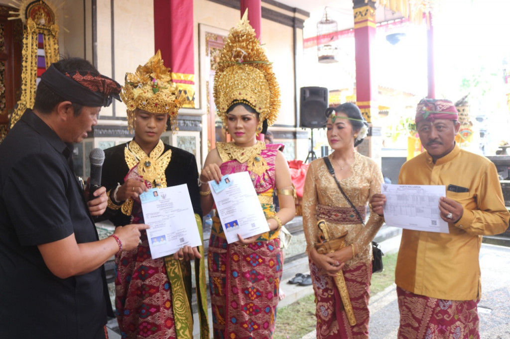 Antusias Masyarakat dalam Penyerahan KK Baru, Akta Perkawinan dan (KTP) Baru Bagian dari Dalung Smartvillage